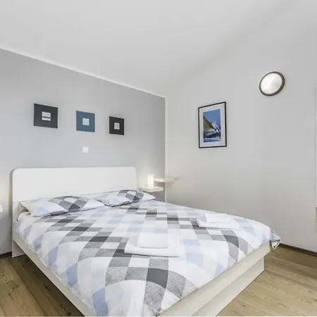 Sleeps 6 Pool Air Con Wifi