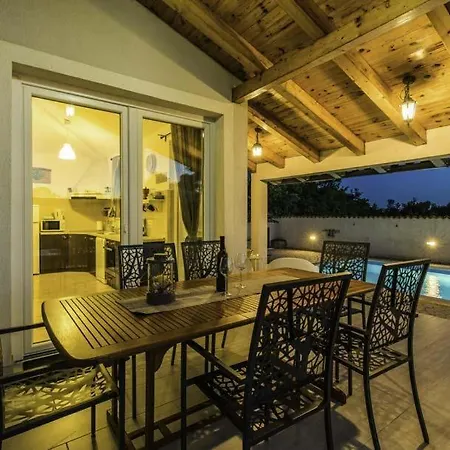 Sleeps 6 Pool Air Con Wifi فيلة Mutvoran