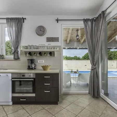 Sleeps 6 Pool Air Con Wifi فيلة Mutvoran