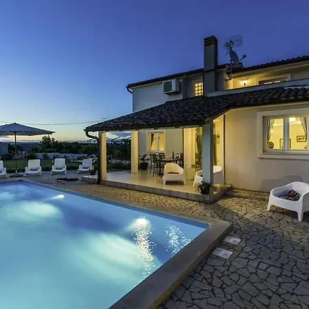 Sleeps 6 Pool Air Con Wifi * Mutvoran