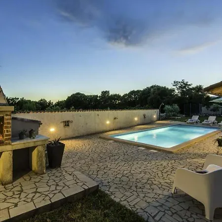 Sleeps 6 Pool Air Con Wifi Mutvoran