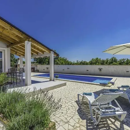 Sleeps 6 Pool Air Con Wifi *
