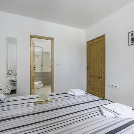 Sleeps 6 Pool Air Con Wifi Mutvoran