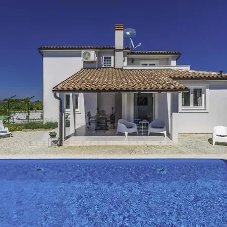 Sleeps 6 Pool Air Con Wifi فيلة