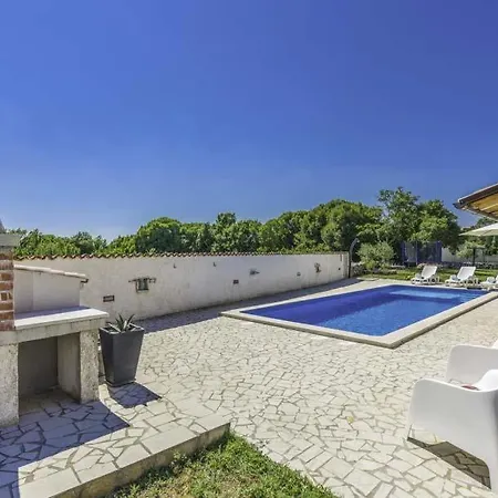 Sleeps 6 Pool Air Con Wifi