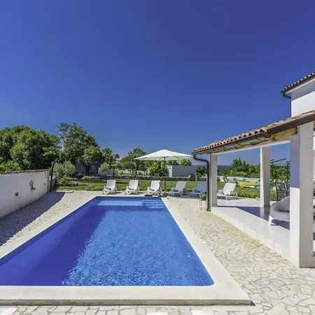 Sleeps 6 Pool Air Con Wifi Mutvoran