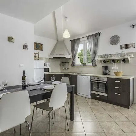 Sleeps 6 Pool Air Con Wifi Mutvoran