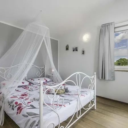 Sleeps 6 Pool Air Con Wifi * Mutvoran